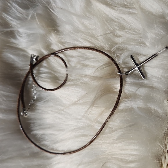 :Handcrafted necklace with a  beautiful silver cross - Picture 1 of 4